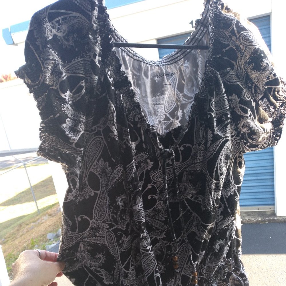 Women's short sleeve black and white top.